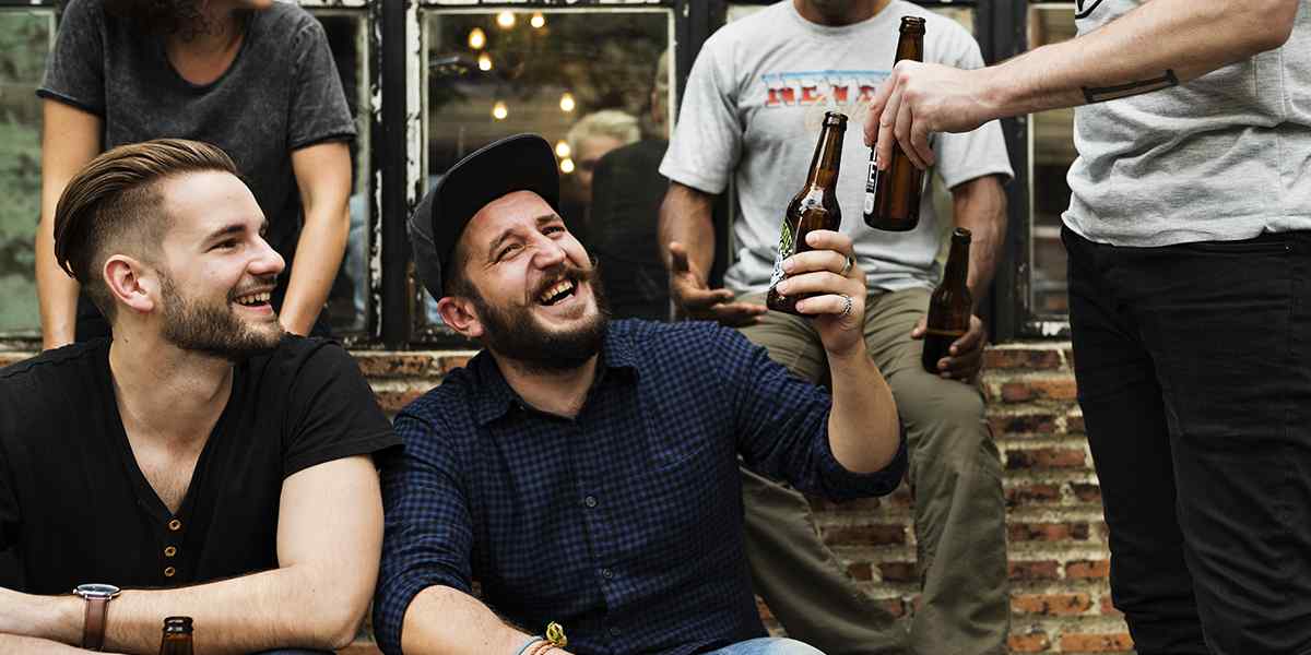 https://cervezaturmeque.com/wp-content/uploads/2017/05/hero_home_beer_02-story-01.jpg